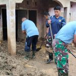 Kepedulian Personel Lanud Sutan Sjahrir, Bersihkan Lumpur Pascabanjir di Padang